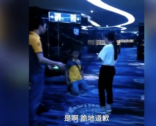 什么尊严都没有了！快递员搞错快件后向女客户下跪道歉